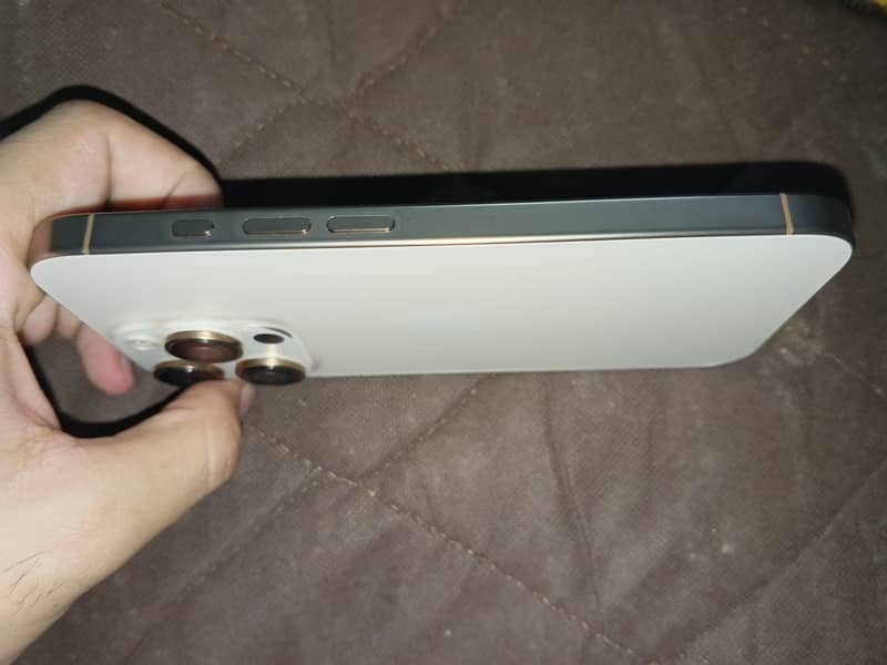 Apple iPhone 16 Pro 4
