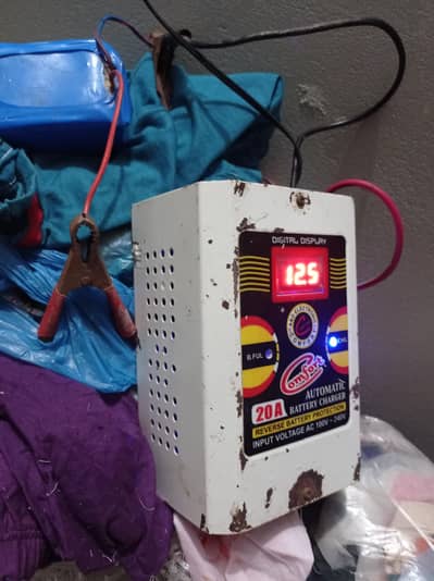 20 AMP BATTERY CHARGER AND 1250 WATT UPS AND 35AMP MPPT FOR 170 WATT