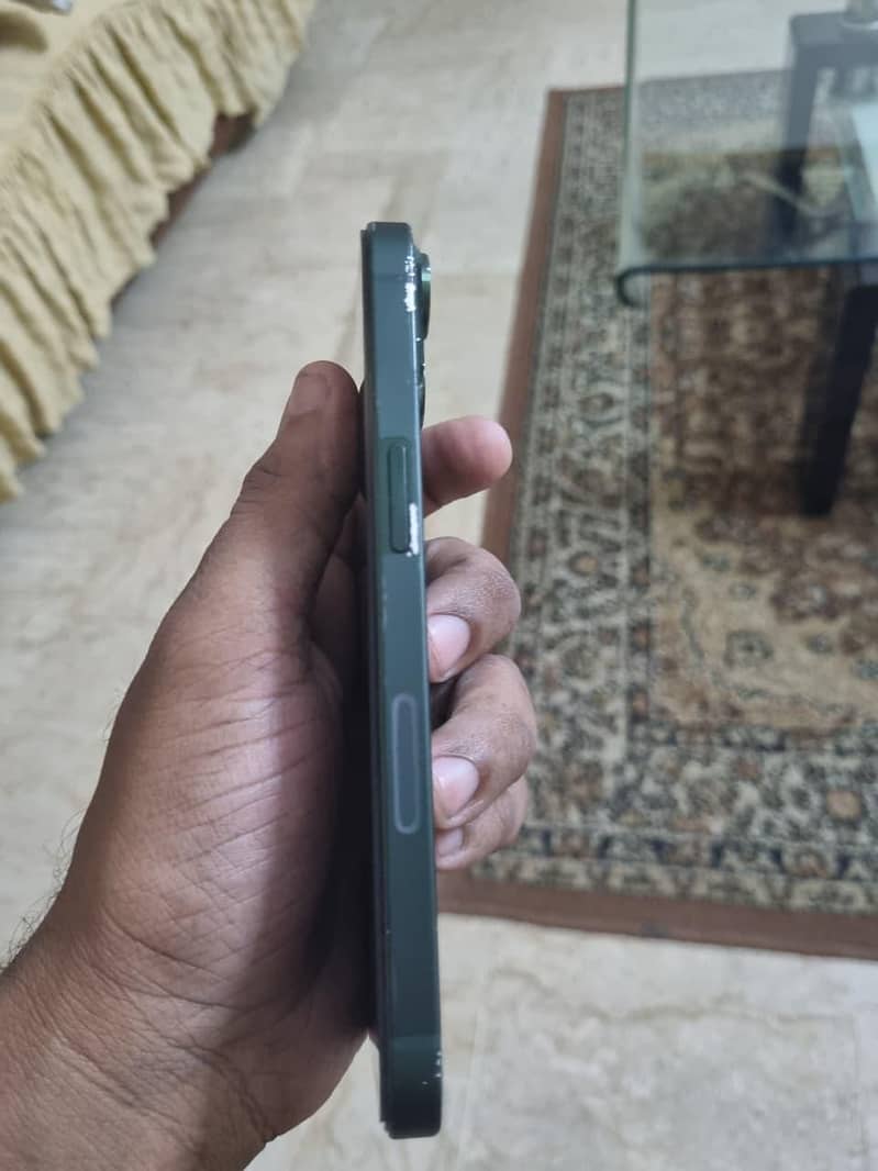 Apple iPhone 13 4