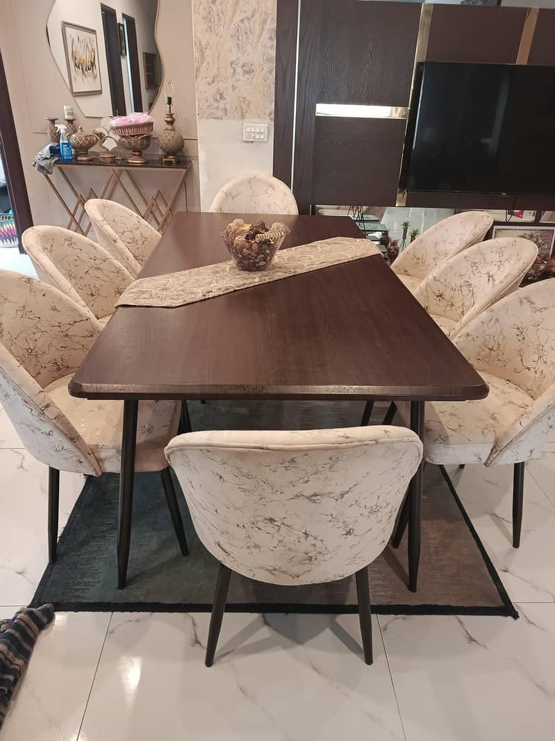 Dining table 0