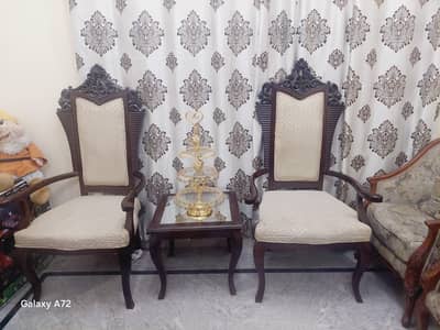 2 bed room  chairs 1 table chinioty design I very good condition