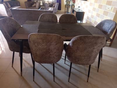 6 seater dining table (like brand new)