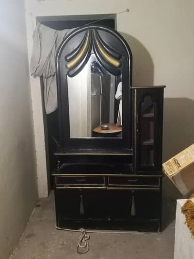wood dressing table urgent forsale full 10/9 hai condition