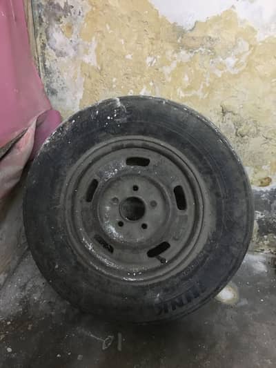 Hyundai Shahzore stepney with old tire
