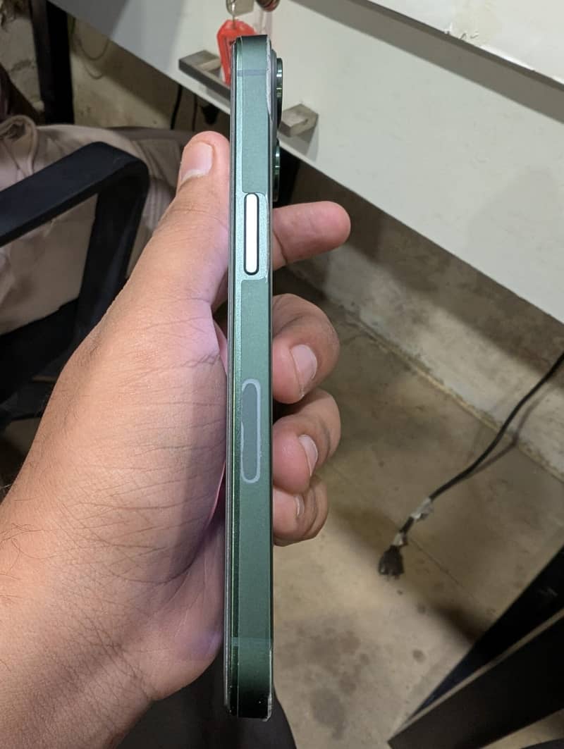 Apple iPhone 13 5