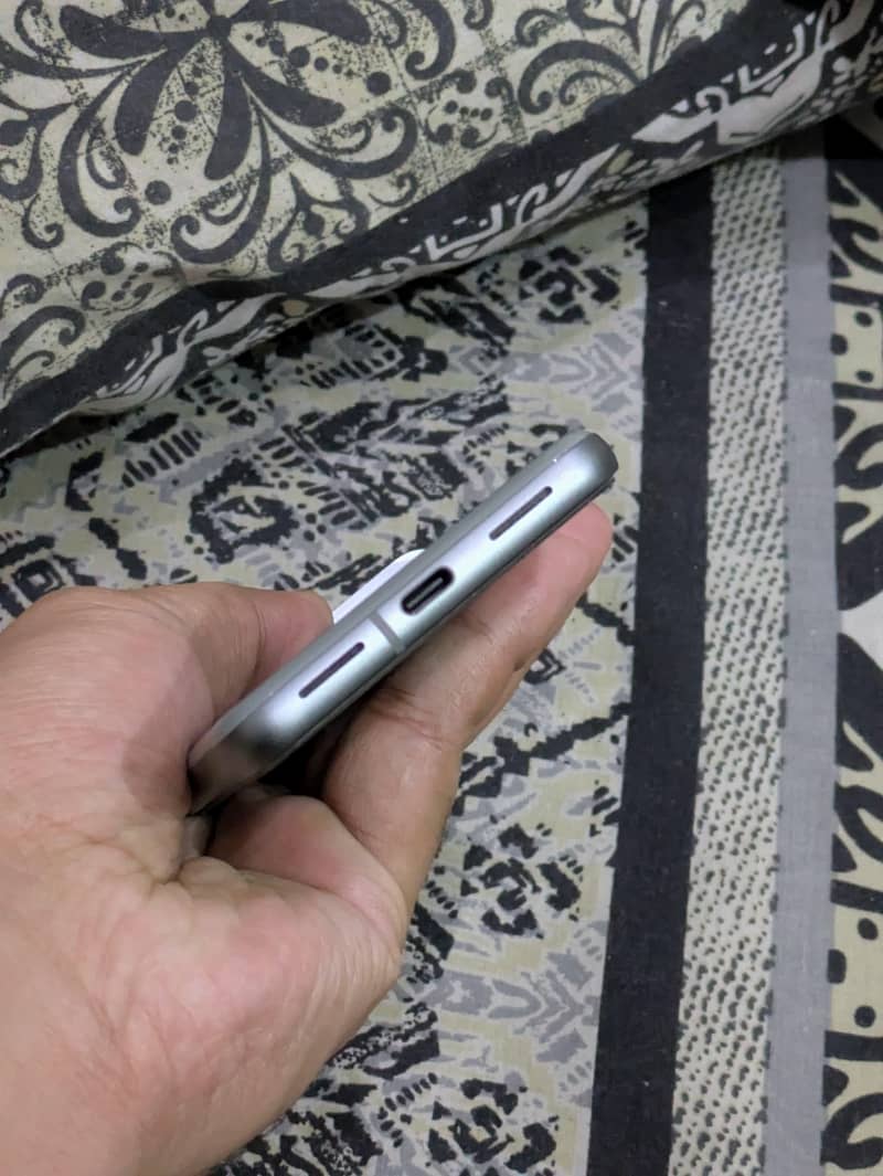 Google Pixel 8 4
