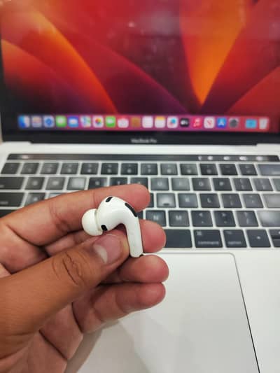 Airpods pro 3 left side