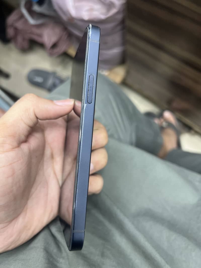 Apple iPhone 12 4