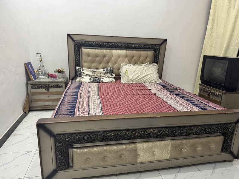 Bed & side tables 0