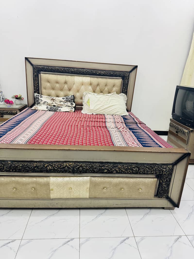 Bed & side tables 3