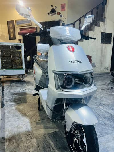 Metro m6 lithum only2 month use 2026 scooty