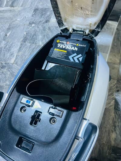 Metro m6 lithum only2 month use 2026 scooty