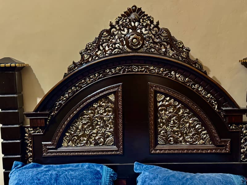 King size bed 0