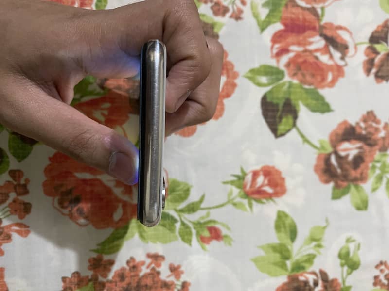 Apple iPhone X 4