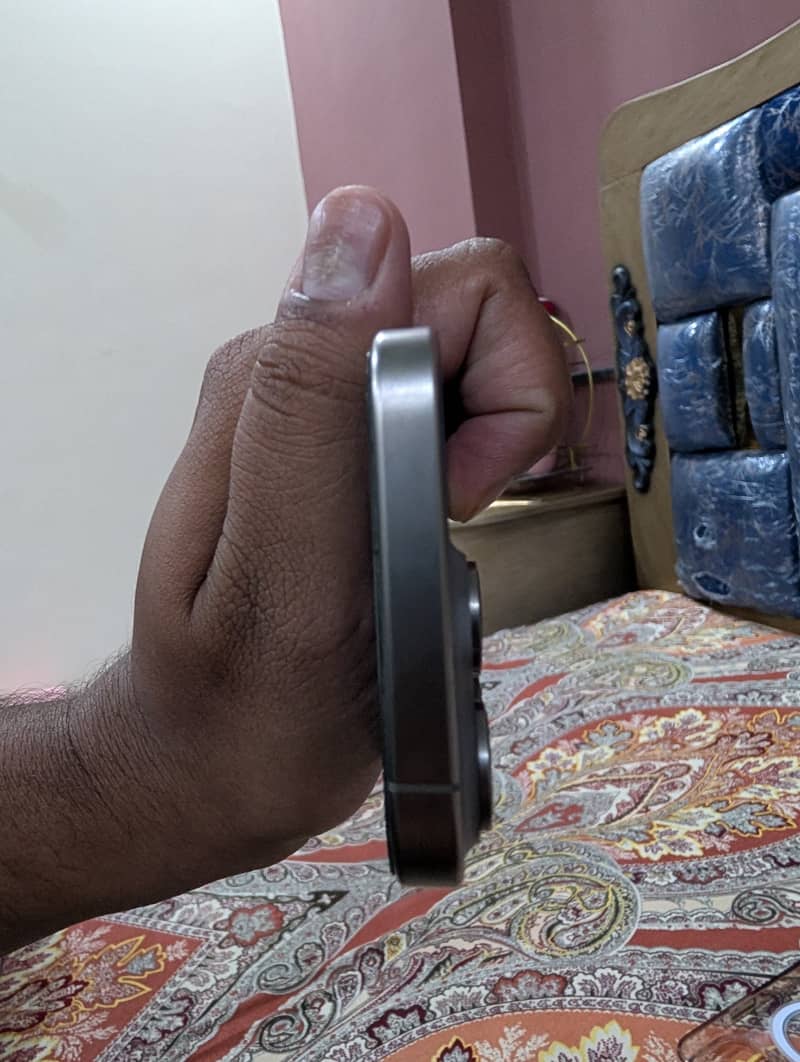 Apple iPhone 15 Pro 4