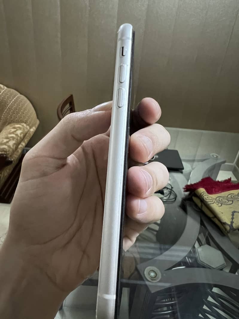 Apple iPhone 11 4