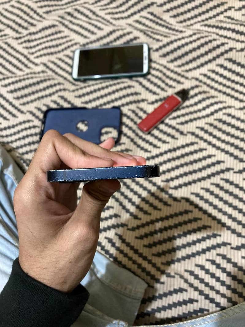 Apple iPhone 12 4