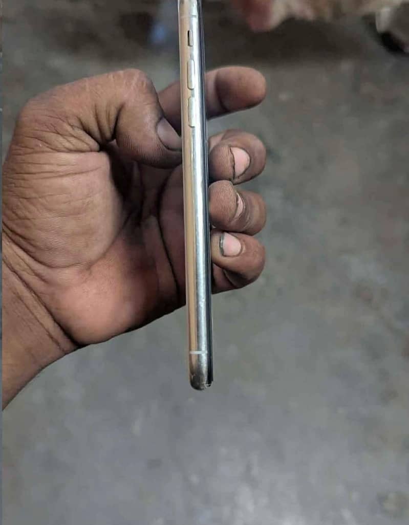 Apple iPhone X 4