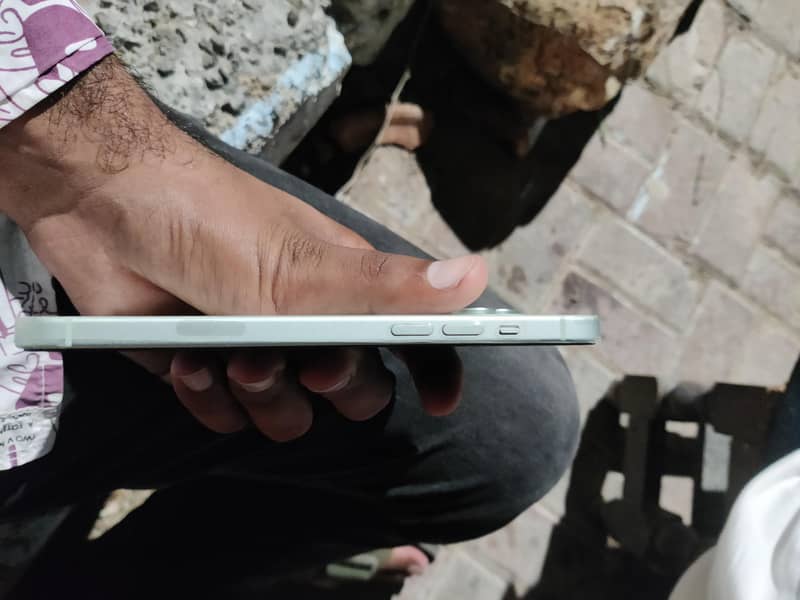 iPhone 15 plus 4