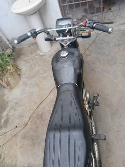 2014 model Honda CD 70 Karachi no  color black documents all hai