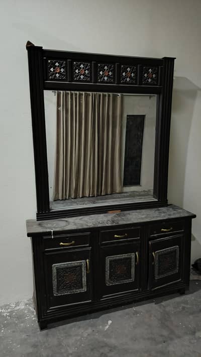 Dressing table with full size mirror in good condition