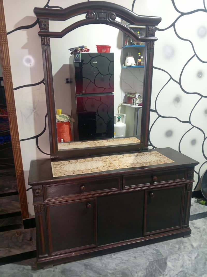 Solid Wood Dressing Table with Large Mirror – Good Condition 0