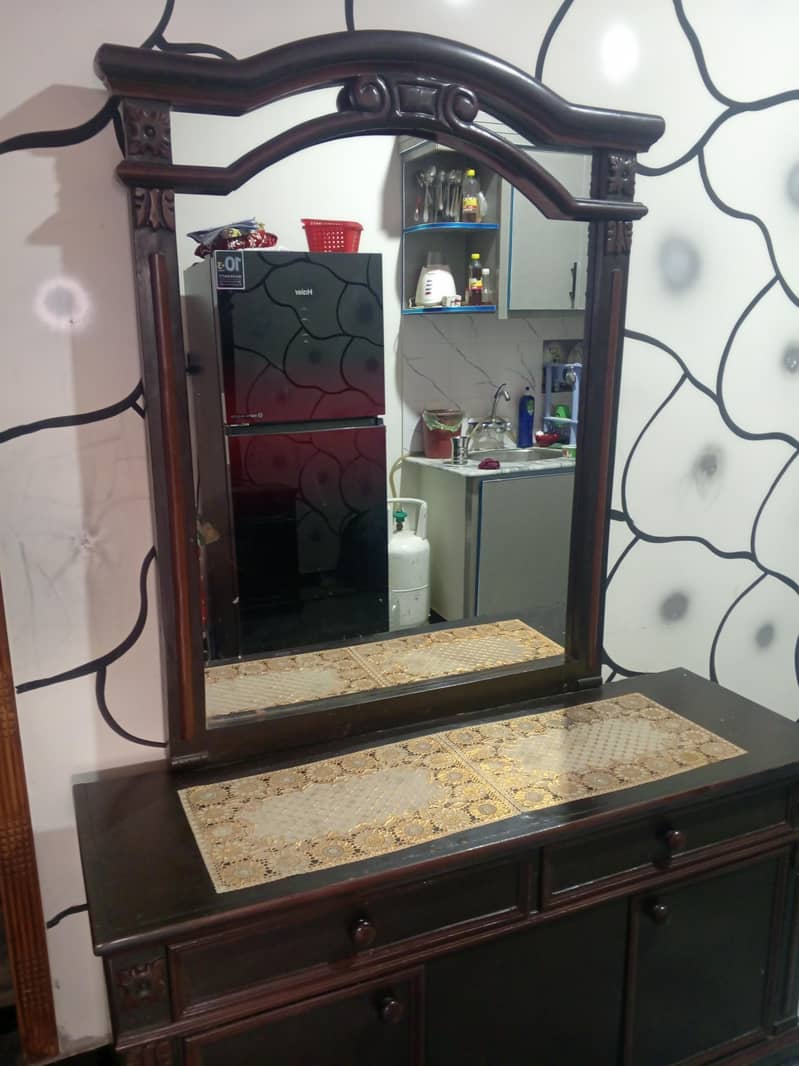 Solid Wood Dressing Table with Large Mirror – Good Condition 1