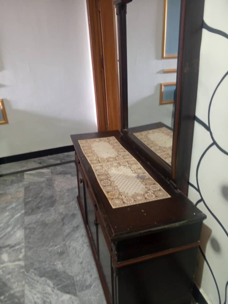Solid Wood Dressing Table with Large Mirror – Good Condition 3