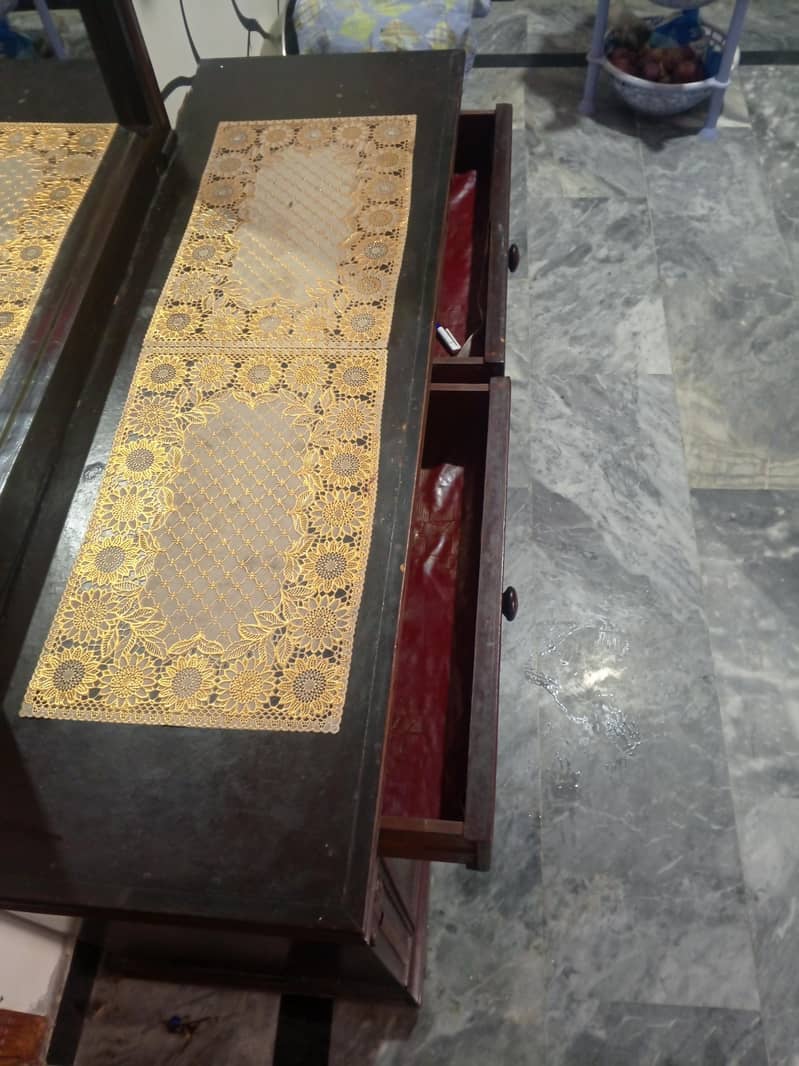 Solid Wood Dressing Table with Large Mirror – Good Condition 4