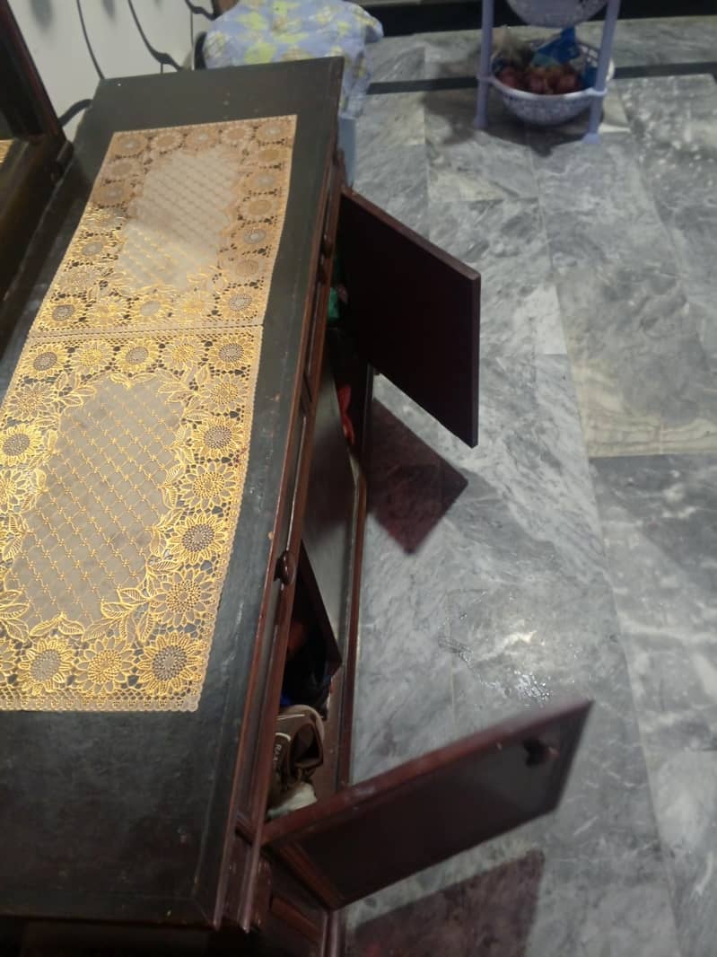 Solid Wood Dressing Table with Large Mirror – Good Condition 5