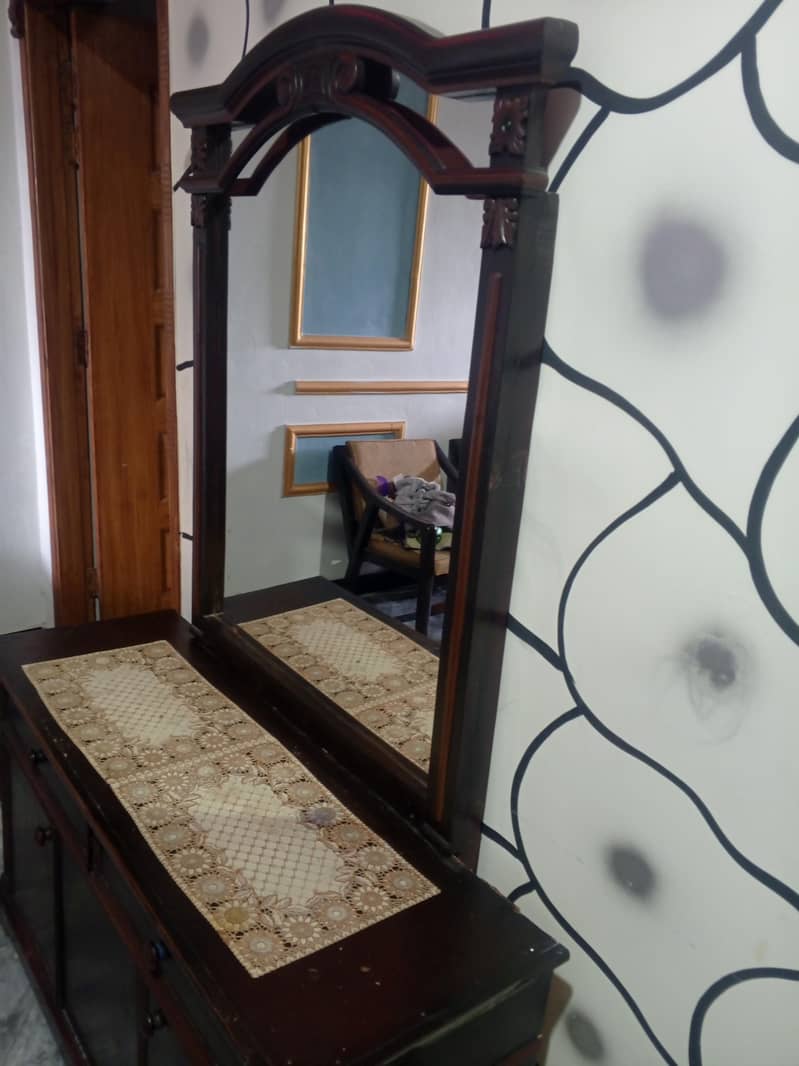 Solid Wood Dressing Table with Large Mirror – Good Condition 6