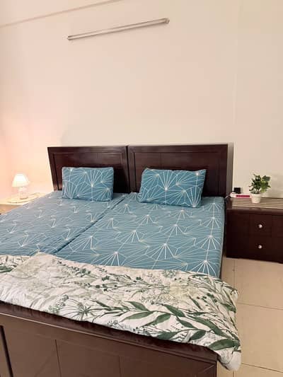 2 single beds with 1 side table