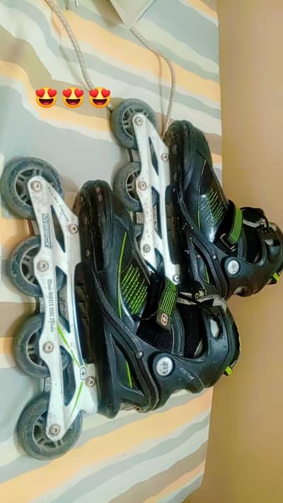 skating shoes with wheel exelent condition