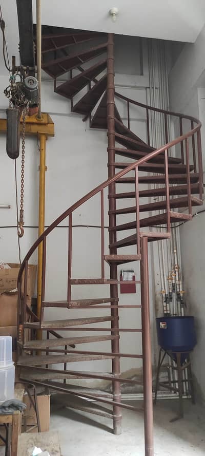 Round Spiral Shape Metallic Stairs