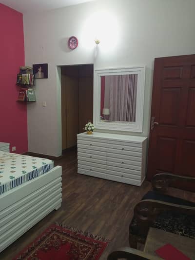 Palor saloon or aik girl Ghar k kam k liya chaiy Rabta kary