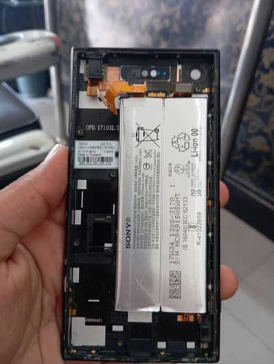 Sony Xperia Xz1 casing and battery with some accessories