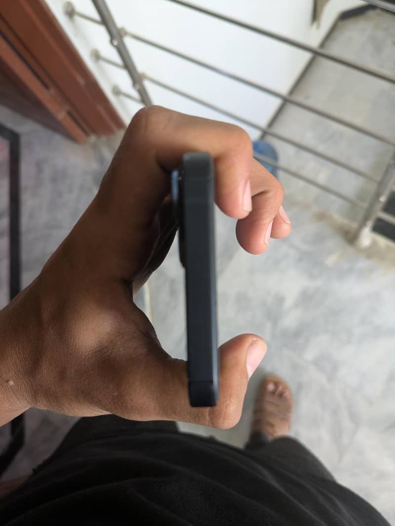 Apple iPhone 13 2