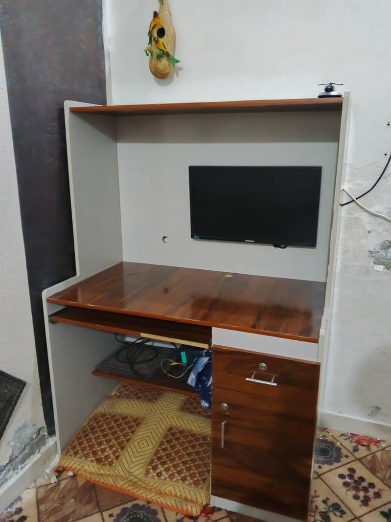 computer Table 1
