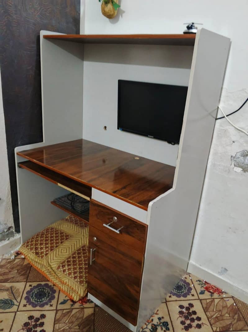 computer Table 2