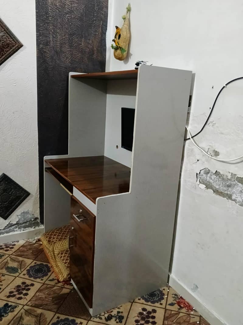 computer Table 3