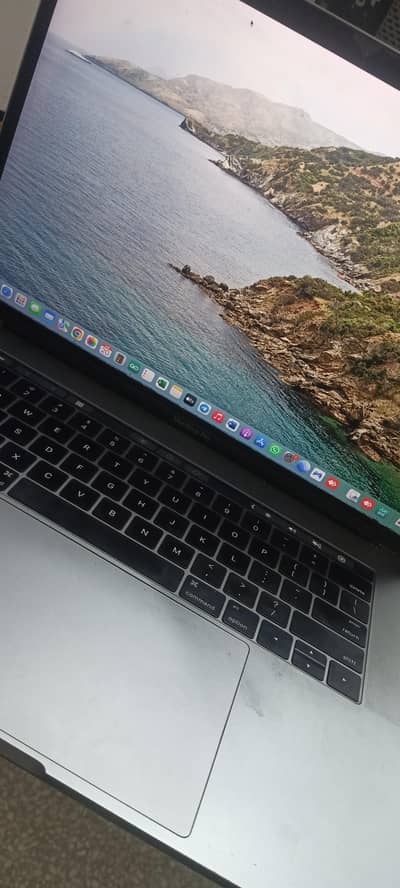 Macbook Pro 2016 16 GB / 500 GB With HD Graphic card