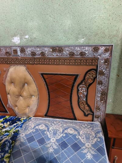 Bilkul new bed hai all okay hai 2 side tables hai or matress b hai saa