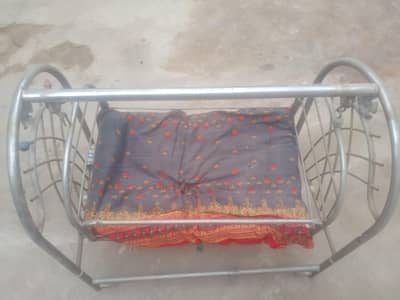 عنوان (Title): اسٹیل بیبی جھولا (Cradle) برائے فروخت – بہترین حالت