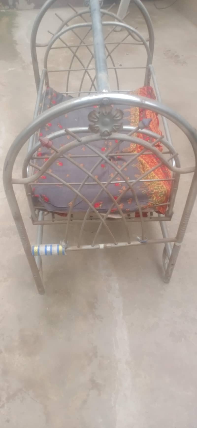 عنوان (Title): اسٹیل بیبی جھولا (Cradle) برائے فروخت – بہترین حالت 2