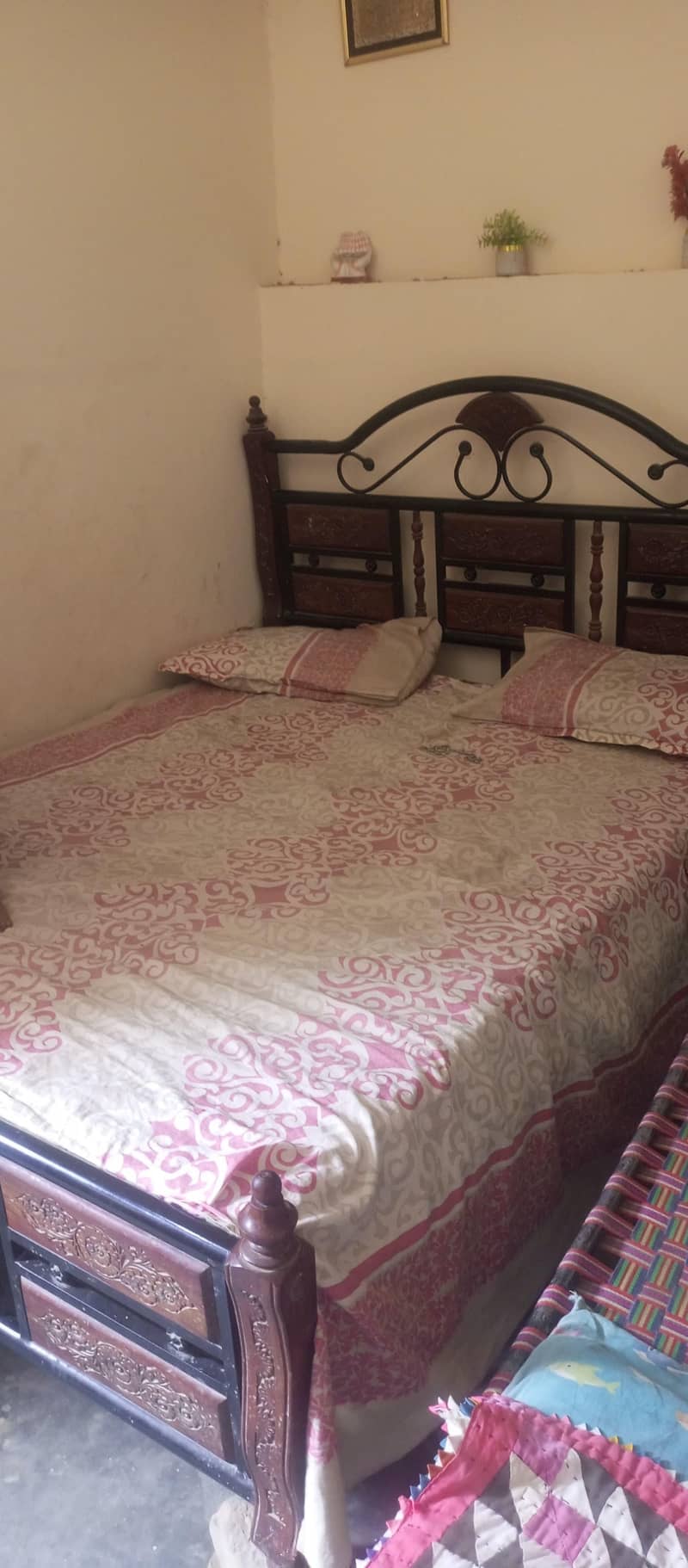double size bed with 2 side table, dressing table 0