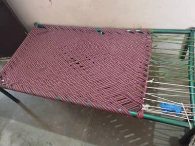 2 charpai acchi condition mein hai