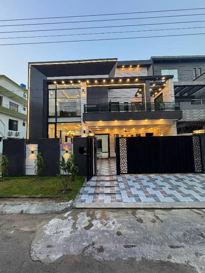 8 Marla like New used Modern Designer House For Rent closed to park