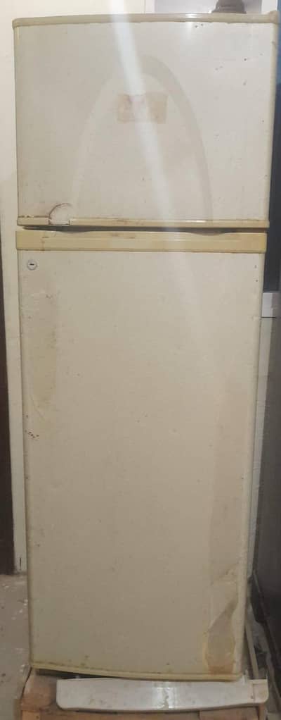 dawlance fridge.   bus gas leak hai