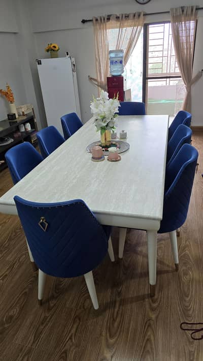 8 seater dining table in very good condition