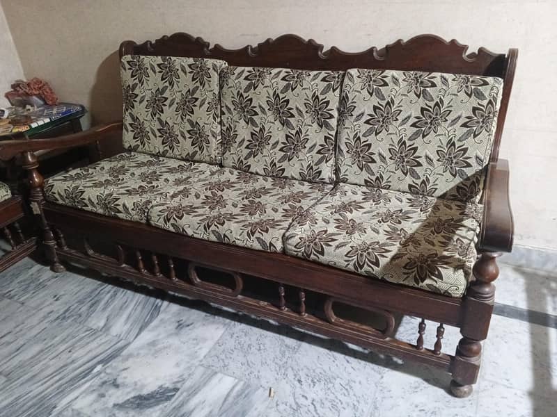 woden sofa 0